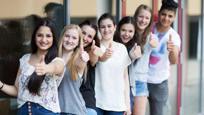 Erfolgreiche Schüler halten Daumen hoch